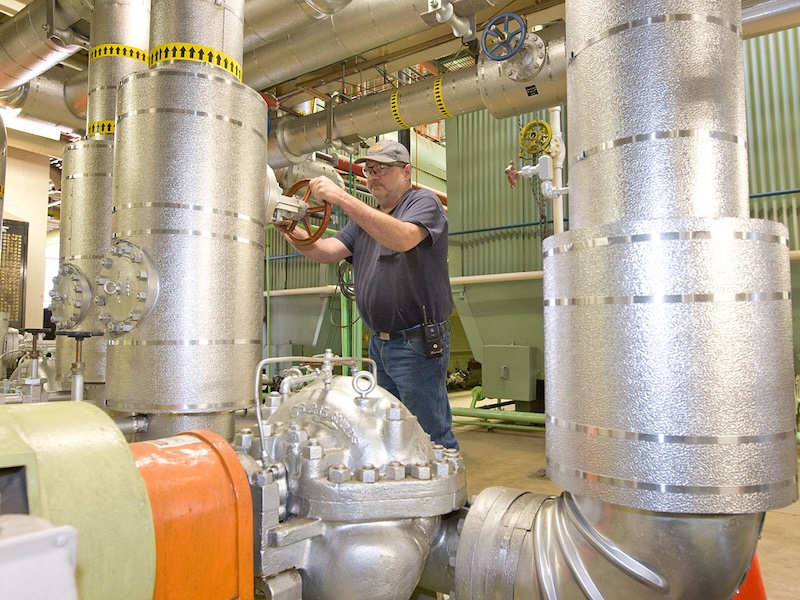 Tonny SMith, a bolier operator in the Physical Plant, shuts off the valve in the central steam plant where staff have wroked 1,000 days with no lost-time injuries. Photo taken 4/8/2009. (University of Georgia/ University of Georgia, Peter Frey).